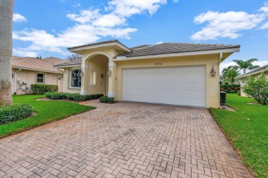 This is your chance to live in Hobe Sound Golf Club! A nicely on Hobe Sound Golf Club in Florida - for sale on GolfHomes.com, golf home, golf lot