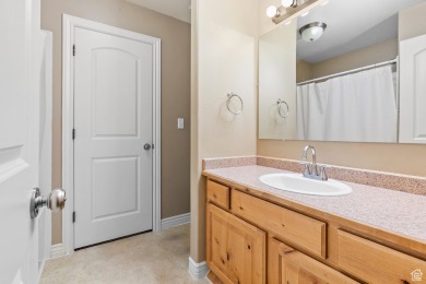 Beautiful townhome in Canyon Glen! Just steps from Spanish Oaks on Spanish Oaks Golf Course in Utah - for sale on GolfHomes.com, golf home, golf lot