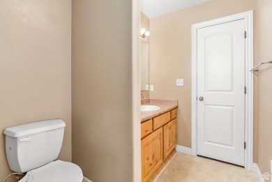 Beautiful townhome in Canyon Glen! Just steps from Spanish Oaks on Spanish Oaks Golf Course in Utah - for sale on GolfHomes.com, golf home, golf lot
