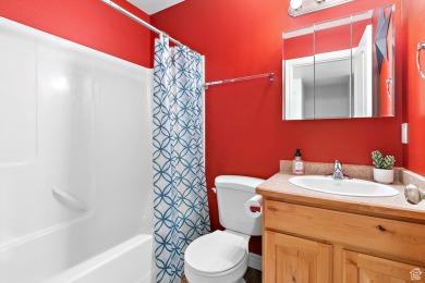 Beautiful townhome in Canyon Glen! Just steps from Spanish Oaks on Spanish Oaks Golf Course in Utah - for sale on GolfHomes.com, golf home, golf lot