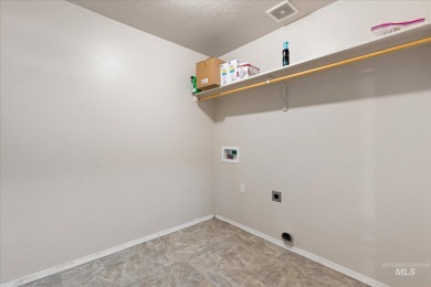 This spacious 3 bedroom, 2 bath home features an open concept on Hunters Point Golf Club in Idaho - for sale on GolfHomes.com, golf home, golf lot