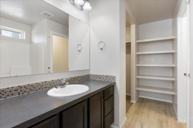 This spacious 3 bedroom, 2 bath home features an open concept on Hunters Point Golf Club in Idaho - for sale on GolfHomes.com, golf home, golf lot