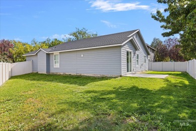 This spacious 3 bedroom, 2 bath home features an open concept on Hunters Point Golf Club in Idaho - for sale on GolfHomes.com, golf home, golf lot