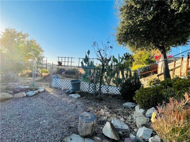 This well-maintained 2-bedroom, 2-bath manufactured home sits on on The Golf Club At Rancho California in California - for sale on GolfHomes.com, golf home, golf lot