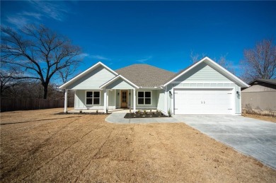 Beautiful new construction on city sewer lot located close to on Bella Vista - Metfield Golf Complex and Country Club in Arkansas - for sale on GolfHomes.com, golf home, golf lot