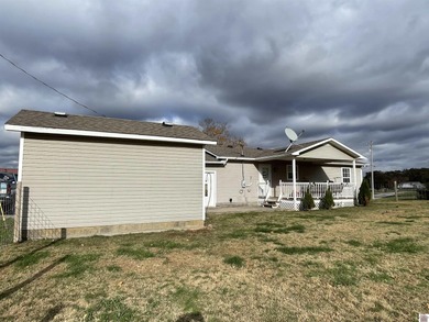 This charming 3 bedroom, 2 bath home is located 5 minutes from on Arrowhead Golf Club in Kentucky - for sale on GolfHomes.com, golf home, golf lot