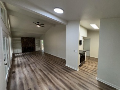 UPDATED: 2 bed 2 bath plus office. New roof, flooring, cabinets on Cortez Golf Course in Arkansas - for sale on GolfHomes.com, golf home, golf lot