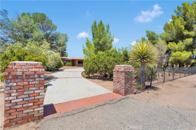 ***Gorgeous Ranch-Style Pool Home on the Apple Valley Golf on Apple Valley Country Club in California - for sale on GolfHomes.com, golf home, golf lot