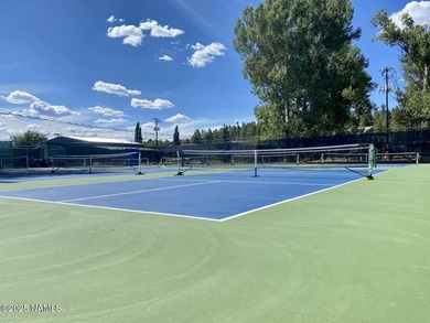 Enjoy this remodelled 2 bedroom, 2 bath, with large loft on Pinewood Country Club in Arizona - for sale on GolfHomes.com, golf home, golf lot