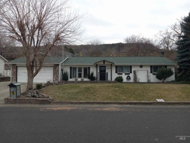 Beautiful one level home near the country club.  Lovely sunken on Lewiston Golf and Country Club in Idaho - for sale on GolfHomes.com, golf home, golf lot