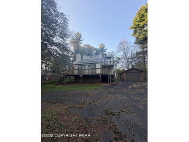 Spacious 3 bedroom home with fireplace and unfinished basement on Pocono Farms Country Club in Pennsylvania - for sale on GolfHomes.com, golf home, golf lot