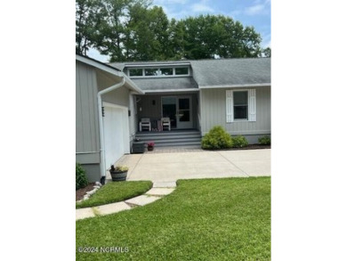 This 3 bedroom 2.5 Bath home located on a Corner Lot is located on Brandywine Bay Golf Club in North Carolina - for sale on GolfHomes.com, golf home, golf lot