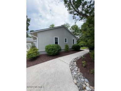 This 3 bedroom 2.5 Bath home located on a Corner Lot is located on Brandywine Bay Golf Club in North Carolina - for sale on GolfHomes.com, golf home, golf lot