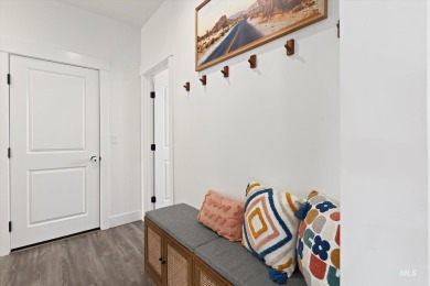 Experience the perfect blend of comfort and style in this on Hunters Point Golf Club in Idaho - for sale on GolfHomes.com, golf home, golf lot