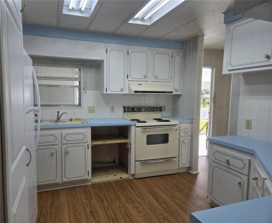 ZELLWOOD STATION 2 BEDROOM 2 BATH HOME. FEE SIMPLE, MEMBRANE on Zellwood Station Country Club in Florida - for sale on GolfHomes.com, golf home, golf lot