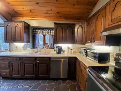 Spacious 4-bedroom, 2.5-bathroom home in Pocono Farms Country on Pocono Farms Country Club in Pennsylvania - for sale on GolfHomes.com, golf home, golf lot