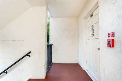 Welcome to this spacious corner 2-bedroom, 2-bath residence on Hollybrook Golf and Tennis Club  in Florida - for sale on GolfHomes.com, golf home, golf lot