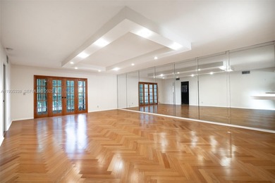 Welcome to this spacious corner 2-bedroom, 2-bath residence on Hollybrook Golf and Tennis Club  in Florida - for sale on GolfHomes.com, golf home, golf lot