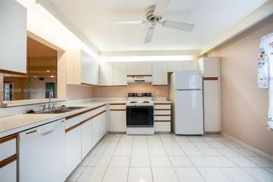 Welcome to this spacious corner 2-bedroom, 2-bath residence on Hollybrook Golf and Tennis Club  in Florida - for sale on GolfHomes.com, golf home, golf lot