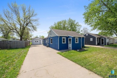 Cute as a button! This quaint one-level home is sure to impress on Elmwood Park Golf Course in South Dakota - for sale on GolfHomes.com, golf home, golf lot