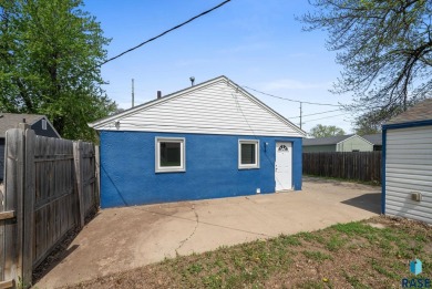 Cute as a button! This quaint one-level home is sure to impress on Elmwood Park Golf Course in South Dakota - for sale on GolfHomes.com, golf home, golf lot