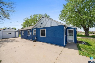 Cute as a button! This quaint one-level home is sure to impress on Elmwood Park Golf Course in South Dakota - for sale on GolfHomes.com, golf home, golf lot