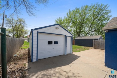 Cute as a button! This quaint one-level home is sure to impress on Elmwood Park Golf Course in South Dakota - for sale on GolfHomes.com, golf home, golf lot