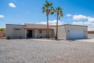 VERY clean 2-bedroom, 2-bathroom home with a versatile den! This on London Bridge Golf Course in Arizona - for sale on GolfHomes.com, golf home, golf lot