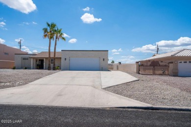 VERY clean 2-bedroom, 2-bathroom home with a versatile den! This on London Bridge Golf Course in Arizona - for sale on GolfHomes.com, golf home, golf lot