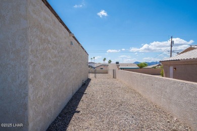 VERY clean 2-bedroom, 2-bathroom home with a versatile den! This on London Bridge Golf Course in Arizona - for sale on GolfHomes.com, golf home, golf lot