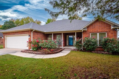 Wonderful one level located in the Country Club of Arkansas on The Country Club of Arkansas in Arkansas - for sale on GolfHomes.com, golf home, golf lot