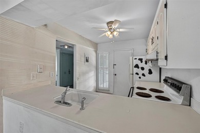 GREAT VALUE!!! LOWEST PRICED IN WYNMOOR, NO UPCOMING ASSESMENT! on Wynmoor Golf Course in Florida - for sale on GolfHomes.com, golf home, golf lot