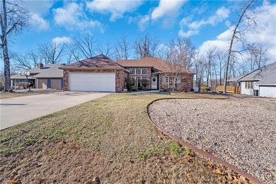 Welcome to this newly refreshed 4-bed, 2-bath home in the on Bella Vista - Metfield Golf Complex and Country Club in Arkansas - for sale on GolfHomes.com, golf home, golf lot