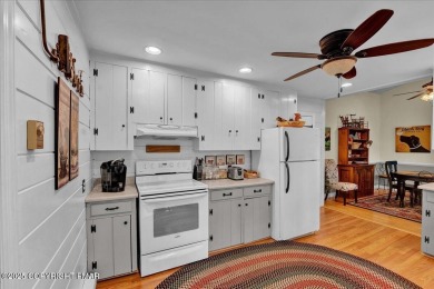 Rustic mountain escape with warm wood features! This 3 bedroom on Split Rock Resort and Country Club in Pennsylvania - for sale on GolfHomes.com, golf home, golf lot