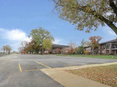 Look at this spacious condo in sought after Downers Grove area on Downers Grove Golf Club in Illinois - for sale on GolfHomes.com, golf home, golf lot