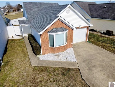 This beautifully updated patio home offers the perfect blend of on Arrowhead Golf Club in Kentucky - for sale on GolfHomes.com, golf home, golf lot