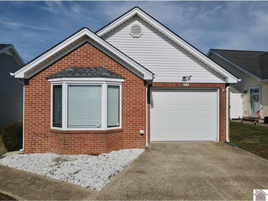 This beautifully updated patio home offers the perfect blend of on Arrowhead Golf Club in Kentucky - for sale on GolfHomes.com, golf home, golf lot