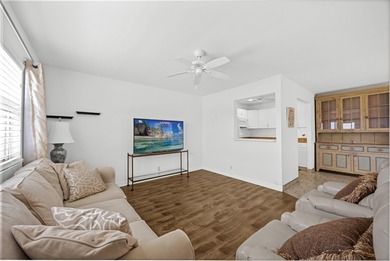 Enjoy comfort and convenience in this well-maintained 1 bed, 1 on Kings Point Golf - Executive in Florida - for sale on GolfHomes.com, golf home, golf lot