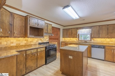 Smithfields - This 3-bedroom, 2 1/2 bath all-brick one level on Smithfields Country Club in South Carolina - for sale on GolfHomes.com, golf home, golf lot