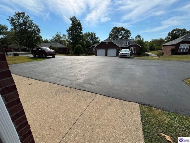 Welcome to this delightful 2-bedroom, 2-bath patio home on Hillcrest Country Club in Kentucky - for sale on GolfHomes.com, golf home, golf lot