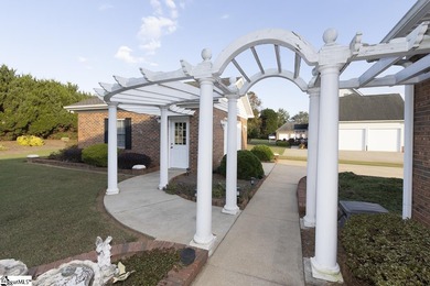 Smithfields - This 3-bedroom, 2 1/2 bath all-brick one level on Smithfields Country Club in South Carolina - for sale on GolfHomes.com, golf home, golf lot