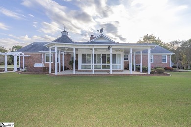 Smithfields - This 3-bedroom, 2 1/2 bath all-brick one level on Smithfields Country Club in South Carolina - for sale on GolfHomes.com, golf home, golf lot