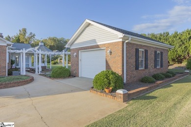 Smithfields - This 3-bedroom, 2 1/2 bath all-brick one level on Smithfields Country Club in South Carolina - for sale on GolfHomes.com, golf home, golf lot