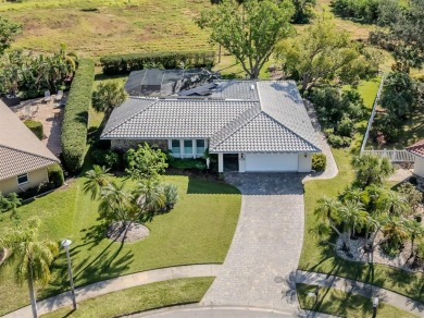 Under contract-accepting backup offers. This charming and cozy on Gulf Gate Golf Club in Florida - for sale on GolfHomes.com, golf home, golf lot