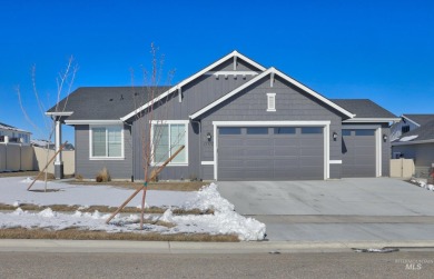 Are you looking for a home that's less than a year old and still on Hunters Point Golf Club in Idaho - for sale on GolfHomes.com, golf home, golf lot