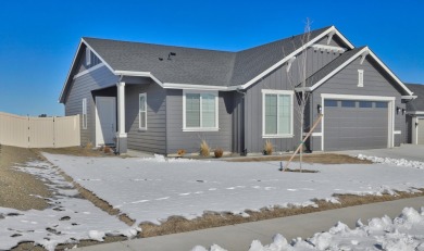 Are you looking for a home that's less than a year old and still on Hunters Point Golf Club in Idaho - for sale on GolfHomes.com, golf home, golf lot