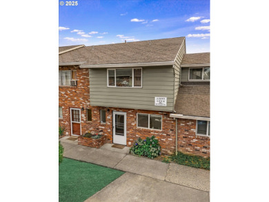 This 3 bed 1.5 bath home is close to shopping, bus and many on Gresham Golf Course in Oregon - for sale on GolfHomes.com, golf home, golf lot