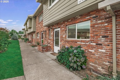 This 3 bed 1.5 bath home is close to shopping, bus and many on Gresham Golf Course in Oregon - for sale on GolfHomes.com, golf home, golf lot