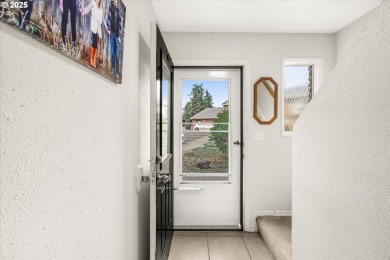 This 3 bed 1.5 bath home is close to shopping, bus and many on Gresham Golf Course in Oregon - for sale on GolfHomes.com, golf home, golf lot