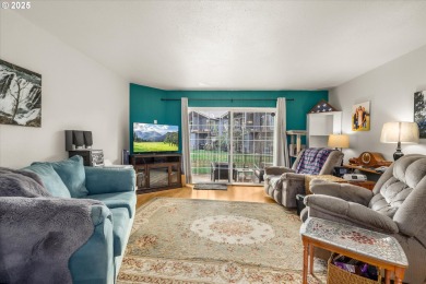 This 3 bed 1.5 bath home is close to shopping, bus and many on Gresham Golf Course in Oregon - for sale on GolfHomes.com, golf home, golf lot